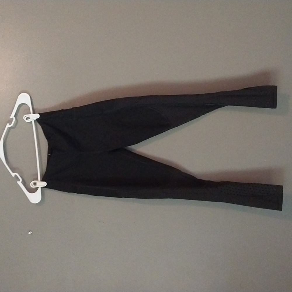 Victoria SPORT  Knockout Women's Leggings Size Small Black With Side Pockets